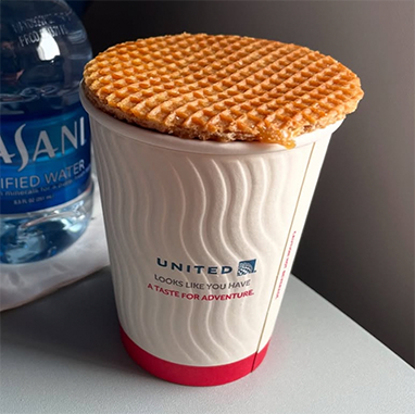 Ein weltweiter Favorit! Gemeinsam mit Partnern wie United Airlines, Starbucks und Dunkin’ bringen wir unsere Stroopwafels von großer Höhe bis in dein Café um die Ecke..