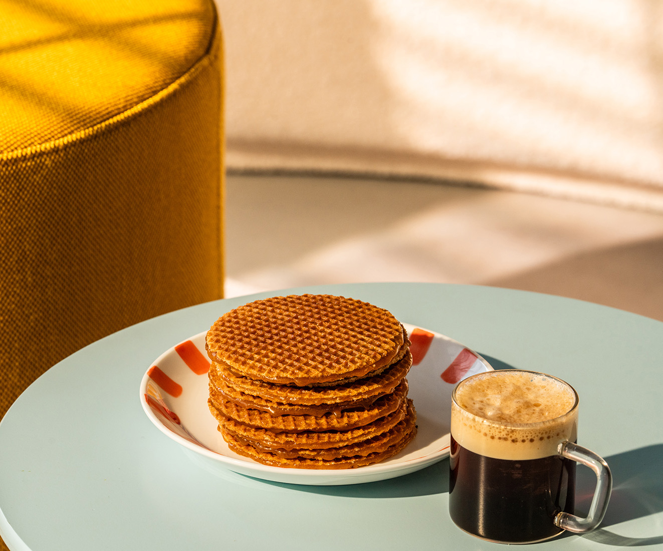 Stroopwafels op een bord