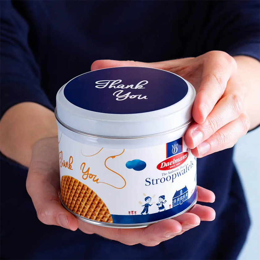 Daelmans Karamell-Stroopwafeln in einer Geschenkdose.